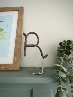 R